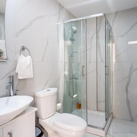 Marble - Cozy W Balcony In アパート