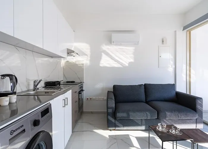 Apartment Marble - Cozy W Balcony In Larnaca